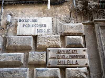 All�esterno del portale � affissa una lastra litica dell�Accademia Polifonica Barese che fu ospitata nell�edificio dal 1935 al 1992. Accanto vi � la scritta Domus Milella, famiglia che da pi� di due secoli possiede la struttura
